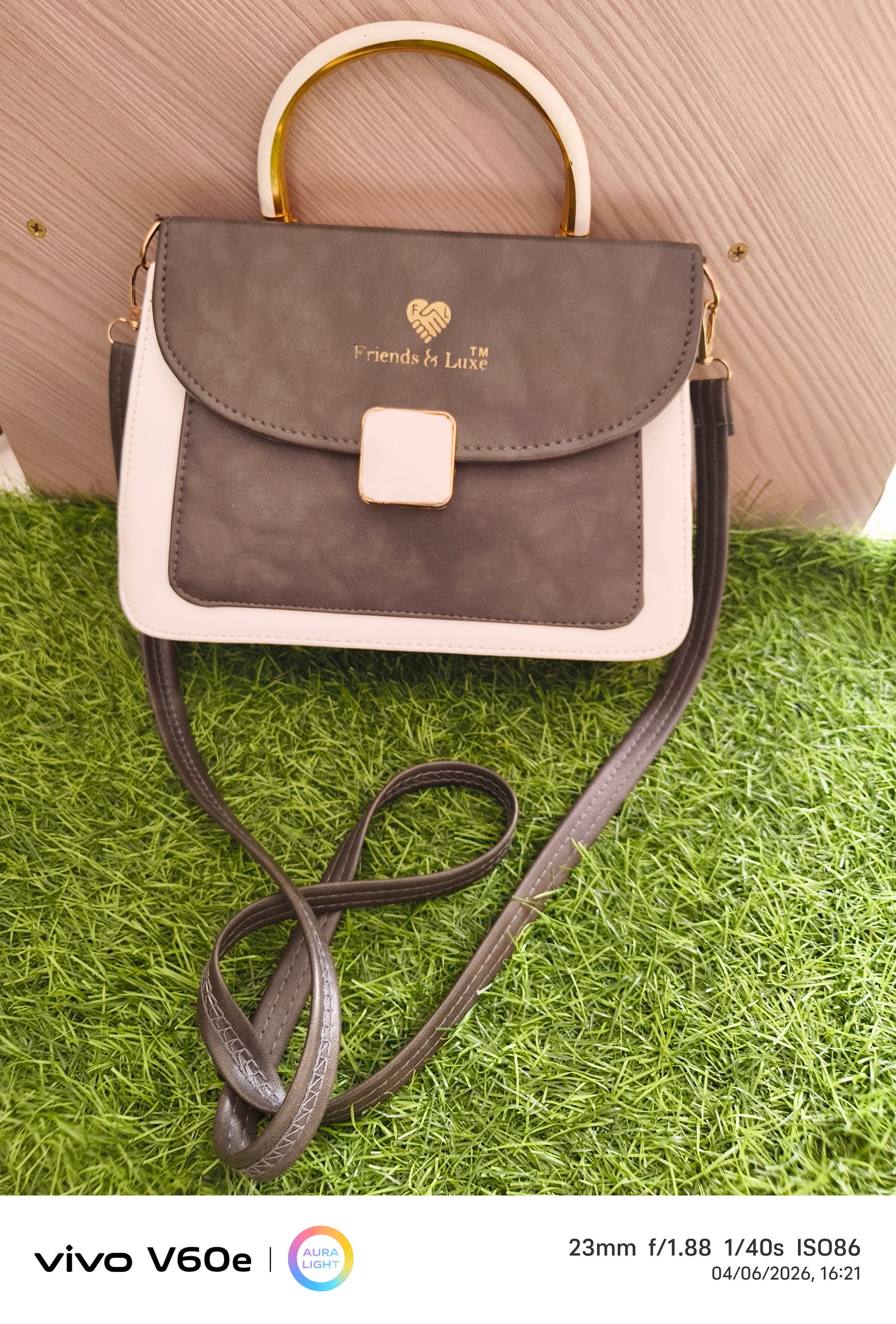 Elegant Dual-Tone Handbag
